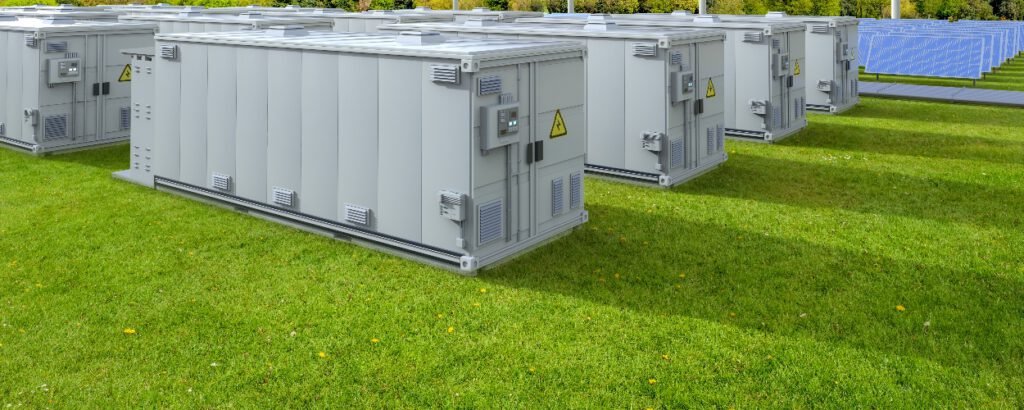 Förderung für Batteriespeicher: Batteriespeicher neben einer Photovoltaikanlage auf einem landwirtschaftlichen Betrieb.