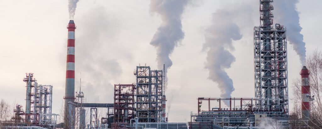 Industrieanlage mit rauchenden Schornsteinen: Die BIK fördert die Dekarbonisierung industrieller Prozesse